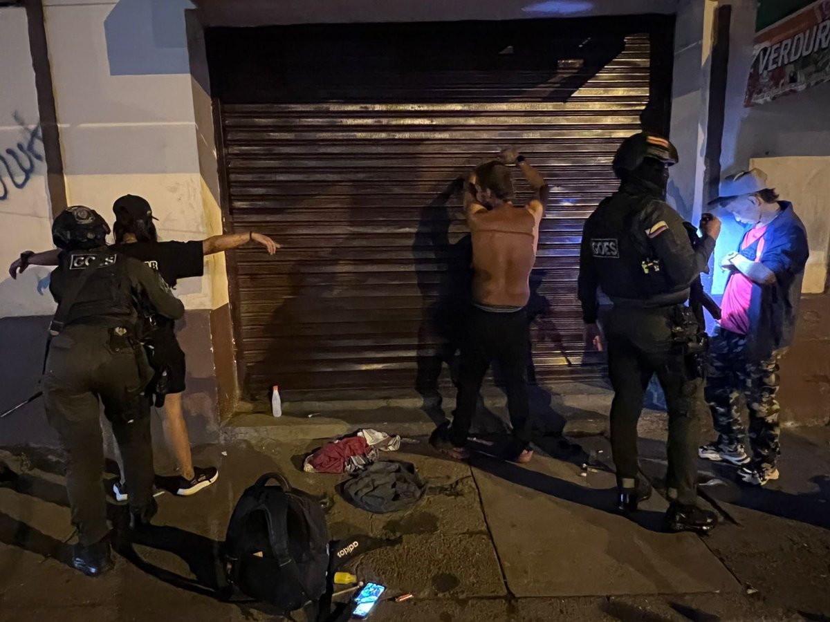 DevalPolicia's tweet photo. #ValleDelCauca | ¡Comprometidos con la seguridad de día y de noche!

A través de nuestras capacidades #GOES realizamos registro y control  a motocicletas, personas y solicitud de antecedentes, en diferentes puntos criticos de los municipios de Obando, Ansermanuevo y Cartago. https://t.co/eKbjLtGJlX