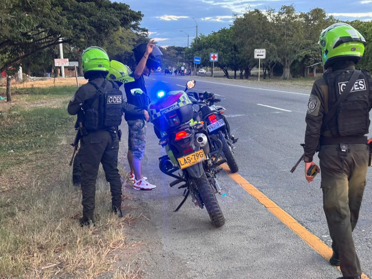 DevalPolicia's tweet photo. #ValleDelCauca | ¡Comprometidos con la seguridad de día y de noche!

A través de nuestras capacidades #GOES realizamos registro y control  a motocicletas, personas y solicitud de antecedentes, en diferentes puntos criticos de los municipios de Obando, Ansermanuevo y Cartago. https://t.co/eKbjLtGJlX