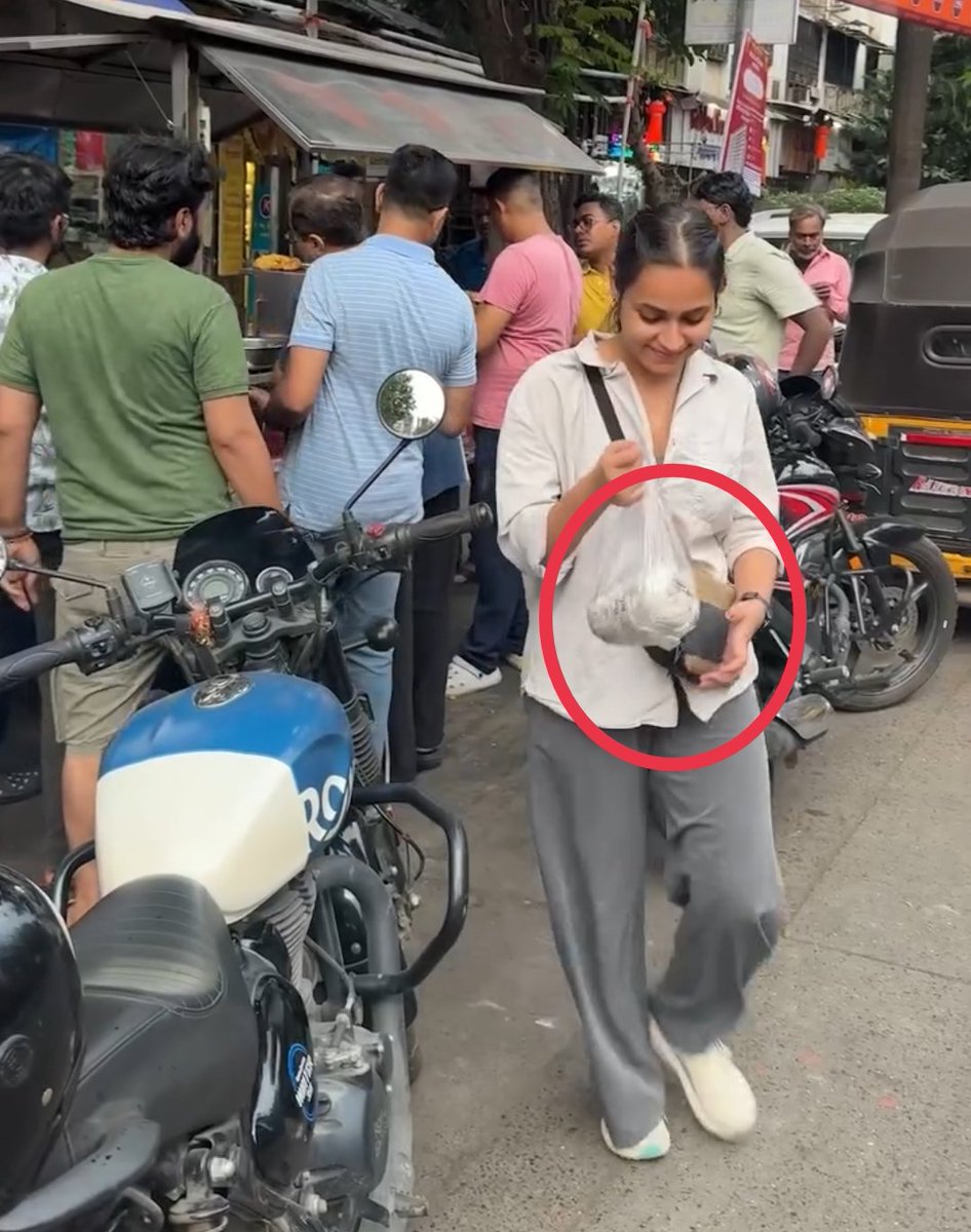 Neend_Ki_Rani's tweet photo. A woman was sitting in Delhi enjoying a vada pav when suddenly she thought,
“The real vada pav is only found in Mumbai!” 😋

So, without wasting any time, she packed her bags and took a flight to Mumbai for around ₹5,000—just to eat vada pav. ✈️

After landing, she had a ₹165 cup of tea at the airport ☕ and boarded her flight at 4 PM.

She reached Mumbai at 7 PM, but it took nearly 70 minutes to cover just 11 kilometres because of the traffic. 😅

She then booked a room for ₹4,000 a night and the next morning, she went out in search of Mumbai’s authentic vada pav.

No fancy restaurant, no expensive café…

She finally found a small street-side stall in a Mumbai lane, where the vada pav cost just ₹20! 🌶️

But by then, she had already spent nearly ₹15,000 on the flight, stay and other expenses. 😳

After taking the first bite, she said,
“After spending so much money and time, this is honestly the best vada pav I’ve ever had!” ❤️

Now the question is—

Would you spend ₹15,000 just to eat a ₹20 vada pav in Mumbai? 😂