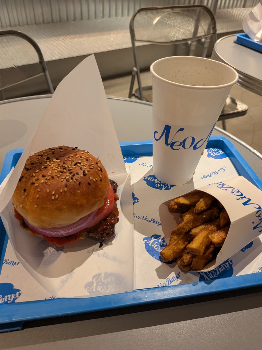 kauruno1004's tweet photo. 今日は横浜ハンマーヘッドに行って来た。偶然見た船　ナウシカ　ランチはNeo Nice Burger　夜ちいかわの花火は音だけ　　海風が吹いて心地良かった　夜景も綺麗 https://t.co/yAIGzuMJBt
