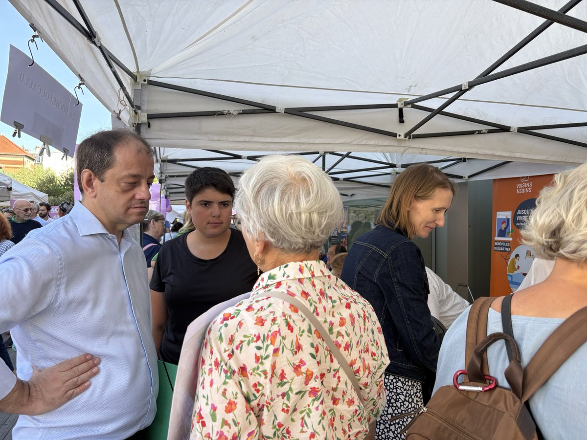 YM_seite's tweet photo. À l’écoute des problématiques du 14e avec @maudgatel @nmansier @alixe_bizet https://t.co/8bi10AwjLf
