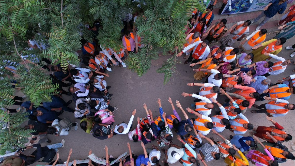 iJagdishBJP's tweet photo. યશસ્વી પ્રધાનમંત્રી શ્રી @narendramodi સાહેબના ગુજરાત પ્રવાસને લઈને સમગ્ર ગુજરાત ઉત્સાહિત છે, ત્યારે ગુજરાતે તેમના સ્વાગત માટે એક અનોખો સંકલ્પ લીધો છે - 'સ્વચ્છતા સે સ્વાગત' 🧹

વડોદરા, નવસારી સહિત સમગ્ર રાજ્યમાં સ્વચ્છતા અભિયાન અને વૃક્ષારોપણ દ્વારા જનભાગીદારી સાથે 'ક્લીન ગુજરાત, ગ્રીન ગુજરાત'નો સંદેશ સાકાર થઈ રહ્યો છે.

આવો, ગુજરાતના આંગણે પધારી રહેલા મોદીજીનું સ્વાગત સ્વચ્છતા અને હરિયાળીના સંકલ્પ સાથે કરીએ.

#SwachhataSeSwagat