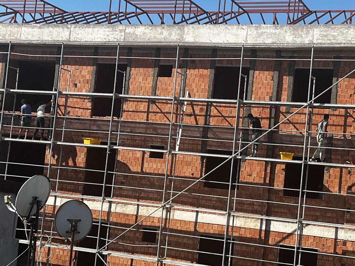 citcit3333's tweet photo. - İskele dış yüzeyine kaplanan file koruma yok
- Çalışanların güvenli inip çıkması için merdiven sistemi yok 
- Paraşüt tipi emniyet kemeri yok 
- iş güvenliği kaskı yok 
- Kaydırmaz tabanlı iş ayakkabısı yok 
- Dikey yaşam halatı ve tutucusu yok 
@orhancerkeztr @Cekmekoybeltr https://t.co/d5DzuUtMWh