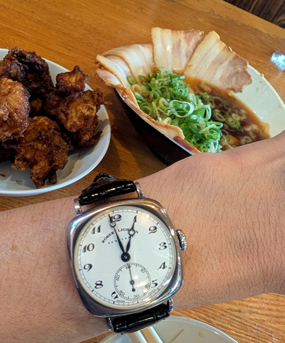 WatchL6's tweet photo. チャーシュー激うま🥰
ポーセリンダイアル、シルバークッションケース😘
青針🪡🟦🪡
ROBERT LIGHTON NY ロバートライトン ニューヨーク
#ROBERTLIGHTON
#ロバートライトン
#腕時計
#腕時計好きな人と繋がりたい
#ポーセリンダイアル
#ロバートライトンニューヨーク https://t.co/VQUYz0ZTZw