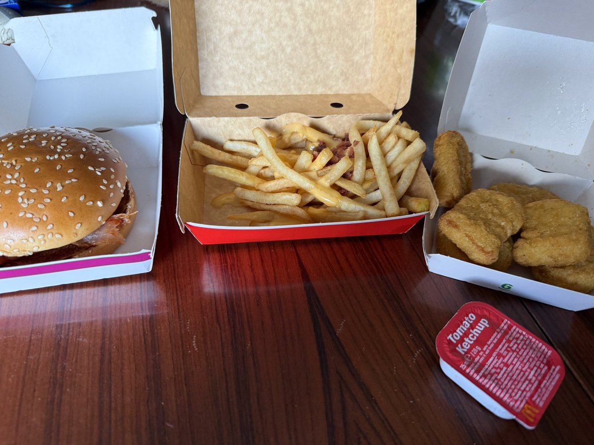 chiamisato's tweet photo. Im so big and greedy for eating all this but its ok cause my body stays tea https://t.co/9EWdeKWbyL