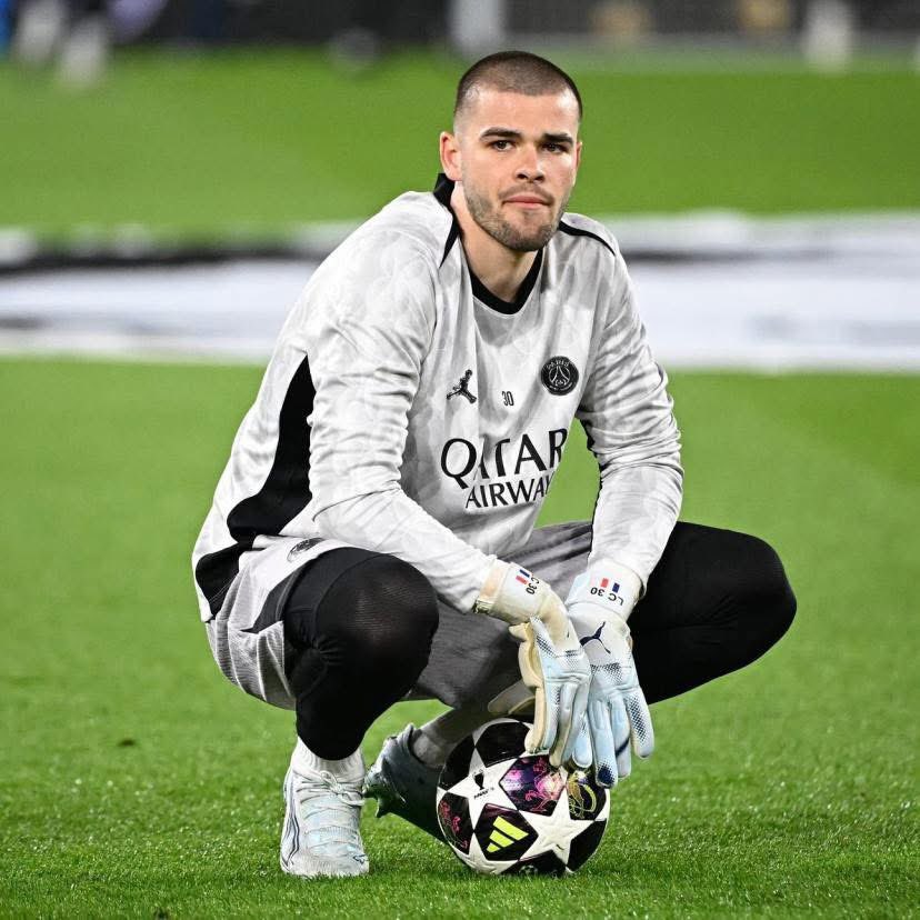_BeFootball's tweet photo. 🚨 CHEVALIER 🇫🇷 VEUT JOUER SA CARTE À FOND À PARIS ! ❤️💙

Il n’a pas calculé les sollicitations de cet été, et veut réussir dans la capitale. 

Chevalier sait que ce qu’il montre au quotidien à l’entraînement sera important. 

S’IL FLAMBE ET QUE SAFONOV 🇷🇺 S’ENFONCE, IL SAIT AUSSI QU’IL POURRA RAVOIR SA CHANCE.

(@lequipe)