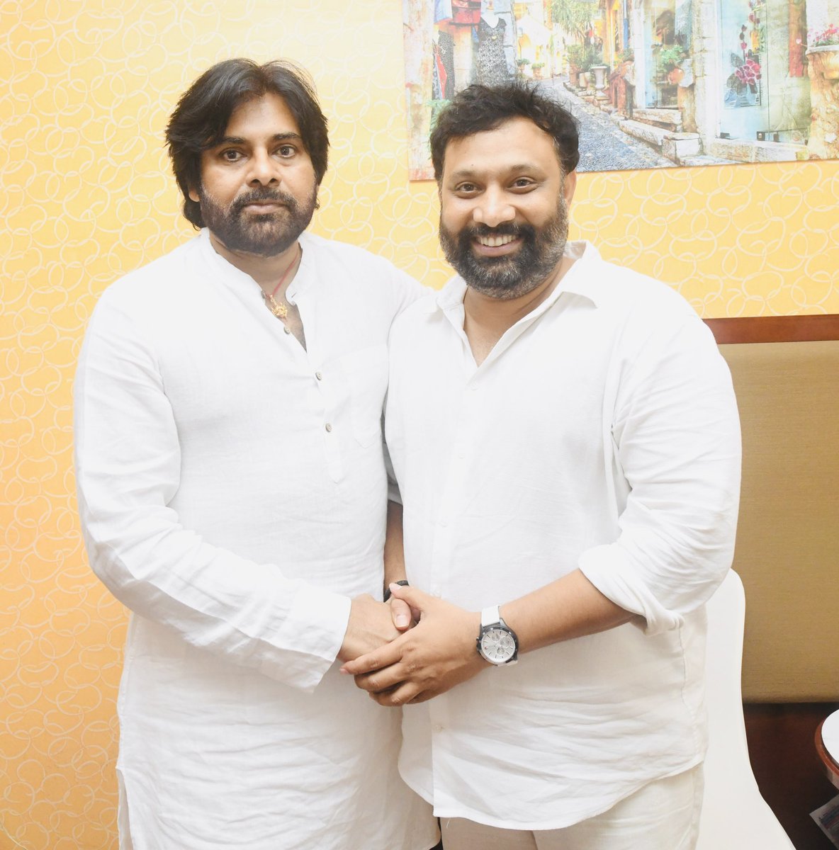 KiranRoyaljsp's tweet photo. అందరికి నమస్కారం 
నన్ను నమ్మి ఇంత పెద్ద బాధ్యతని తిరుపతి పార్లమెంట్లో జరుగుతున్న లోకల్ బాడీ ఎలక్షన్ లో మరియు తిరుపతి మేయర్ ఎలక్షన్స్ నన్ను నియమించినందుకు మా అధినేత మా అన్నయ్య పవన్ కళ్యాణ్ గారికి హృదయపూర్వక ధన్యవాదాలుపార్టీ నామీద ఉంచిన నమ్మకాన్ని 100% రాబోయే ఎన్నికల్లో జనసేన బలం జనసేన సత్తా చూపుతానని చెప్పి కూడా @PawanKalyan గారికి పార్టీ అగ్రనేతలందరూ కూడా మనస్పూర్తిగా ప్రమాణం చేస్తున్నాను...కిరణ్ రాయల్