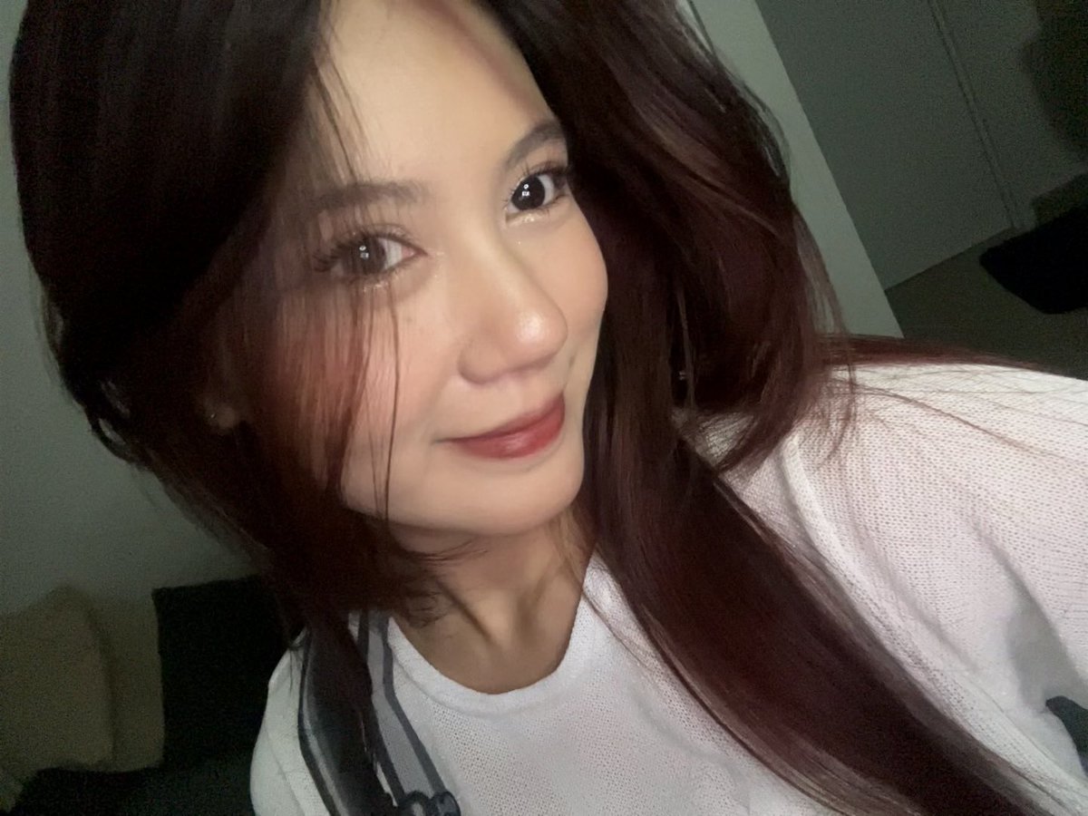 indiraseruni__'s tweet photo. capek abis jadi tukang bersih bersih WOAKAOWK THANKUUU LIVE NYAAA! see u besok main game horror🤏🏻 https://t.co/RoLZwvImKK
