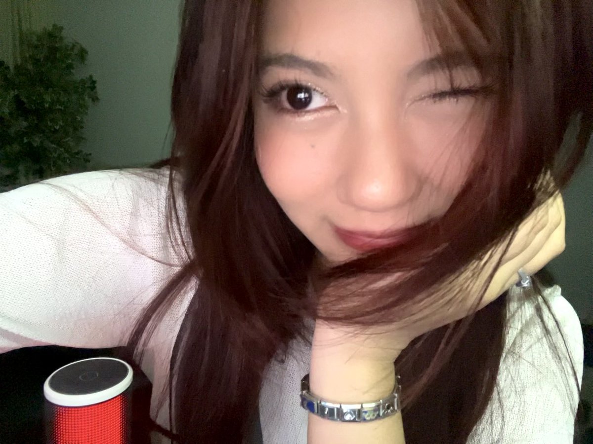 indiraseruni__'s tweet photo. capek abis jadi tukang bersih bersih WOAKAOWK THANKUUU LIVE NYAAA! see u besok main game horror🤏🏻 https://t.co/RoLZwvImKK