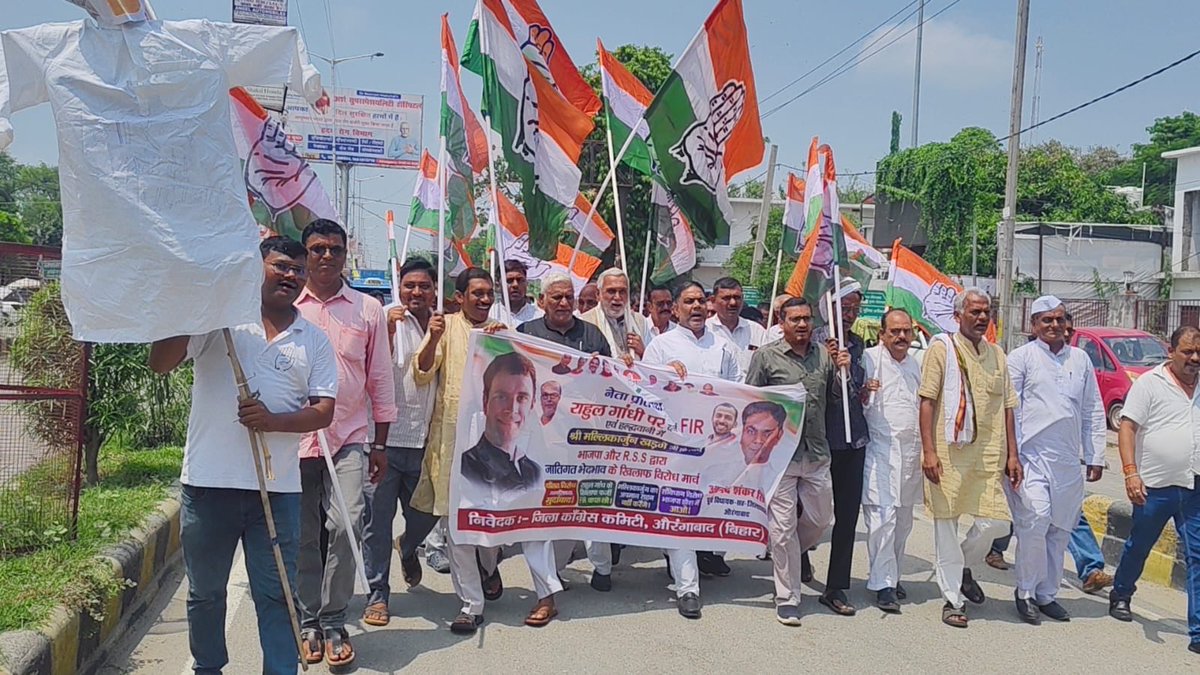 Satyendrtekari's tweet photo. केंद्र सरकार की कथित दलित-विरोधी नीतियों तथा लोकसभा में नेता प्रतिपक्ष राहुल गांधी जी पर दर्ज मुकदमे के खिलाफ शनिवार को जिला कांग्रेस कमेटी ने मोर्चा खोला। औरंगाबाद, बिहार के रमेश चौक पर कांग्रेस कार्यकर्ताओं ने प्रधानमंत्री नरेंद्र मोदी का पुतला फूंका।
#IncIndia @RahulGandhi https://t.co/SwedVDzbIv