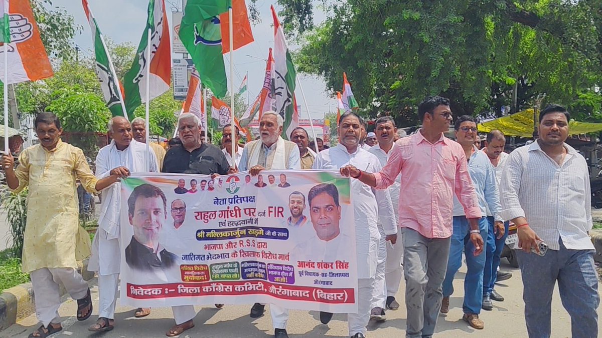 Satyendrtekari's tweet photo. केंद्र सरकार की कथित दलित-विरोधी नीतियों तथा लोकसभा में नेता प्रतिपक्ष राहुल गांधी जी पर दर्ज मुकदमे के खिलाफ शनिवार को जिला कांग्रेस कमेटी ने मोर्चा खोला। औरंगाबाद, बिहार के रमेश चौक पर कांग्रेस कार्यकर्ताओं ने प्रधानमंत्री नरेंद्र मोदी का पुतला फूंका।
#IncIndia @RahulGandhi https://t.co/SwedVDzbIv