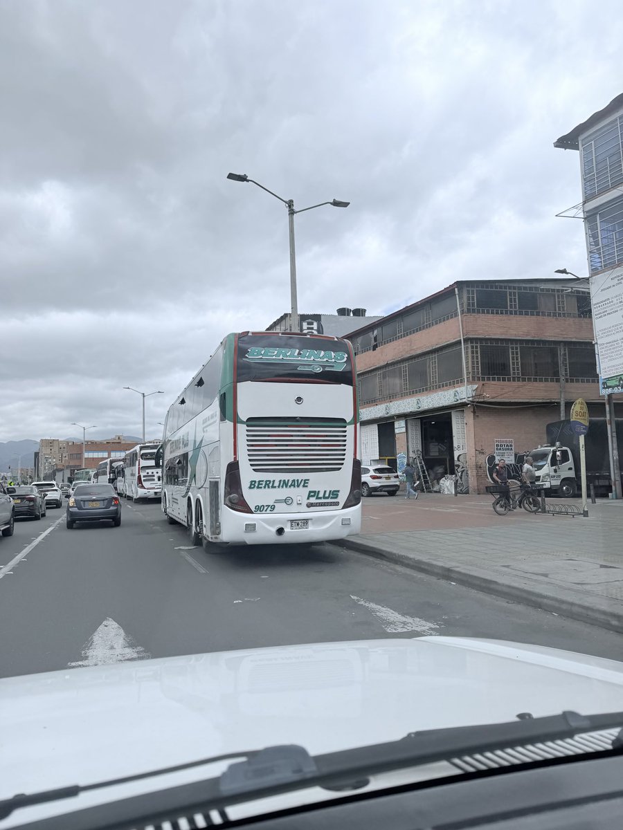 CamilodeQuetame's tweet photo. Señores @BogotaTransito @SectorMovilidad por qué permitir que cojan la av Guayacanes entre la Boyacá y la Cali como parqueadero, talleres de mecánica? Todo el carril derecho hacia el oriente ocupado por buses, camiones y carros #NoHayDerecho https://t.co/5N64RyL2ZA
