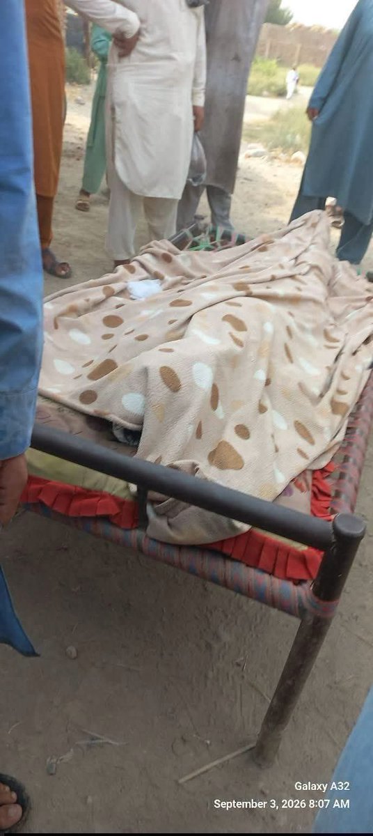 IsmailWazir19's tweet photo. بادشاہ روحان توچی پل کی بندش کے باعث راستے میں اپنی جان سے ہاتھ دھو بیٹھے

بادشاہ روحان، جو دل کے عارضے میں مبتلا تھے اور شمالی وزیرستان کے خیسور کے گاؤں زرینی کے رہائشی تھے، آج اس وقت راستے میں اپنی جان سے ہاتھ دھو بیٹھے جب توچی پل ایک بار پھر فوج کی جانب سے بند کیا گیا تھا اور وہ بروقت ڈاکٹر تک نہیں پہنچ سکے۔

اگرچہ شمالی وزیرستان میں پہلے ہی ہفتے اور اتوار کے دن کرفیو نافذ رہتا ہے، لیکن توچی پل فوج کی جانب سے ہر روز عام لوگوں کے لیے بند رکھا جاتا ہے، جس کی وجہ سے مریضوں، بزرگوں، خواتین اور بچوں کو شدید مشکلات کا سامنا کرنا پڑتا ہے۔

ایک مریض کے لیے بروقت ہسپتال پہنچنا زندگی اور موت کا معاملہ ہوتا ہے۔ راستوں کی بندش اور مریضوں کی آمدورفت میں رکاوٹ لوگوں کی زندگیوں کو سنگین مشکلات سے دوچار کرتی ہے۔

بادشاہ روحان صرف ایک نام نہیں، بلکہ ان بے شمار لوگوں کے درد کی ایک مثال ہیں جو راستوں کی بندش کے باعث اپنے بنیادی انسانی حقوق سے محروم ہو رہے ہیں۔

سوال یہ ہے: مزید کتنے مریض راستوں کی بندش کے باعث اپنی جانیں گنوائیں گے ؟
#ForcefullyDisappearedPashtuns 
#StopPashtunGenocide
