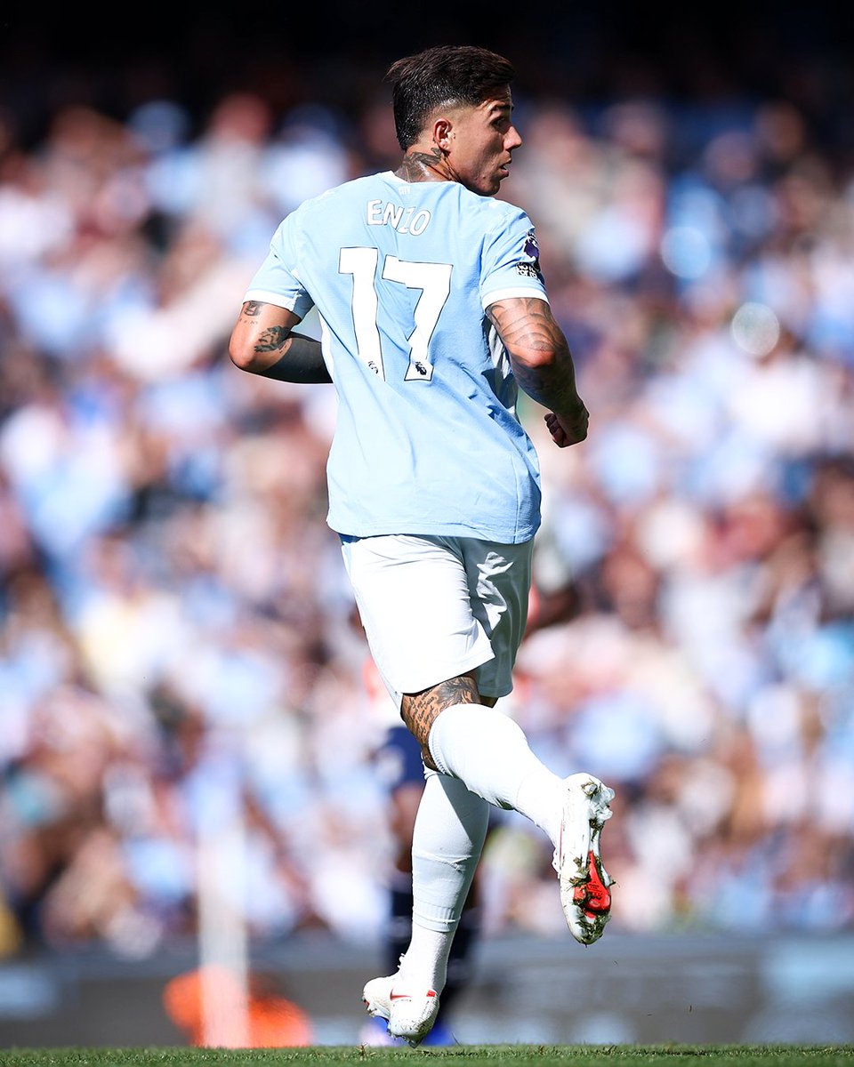 brfootball's tweet photo. Enzo Fernández makes his debut for Man City 🇦🇷 https://t.co/JQaAq75oEs