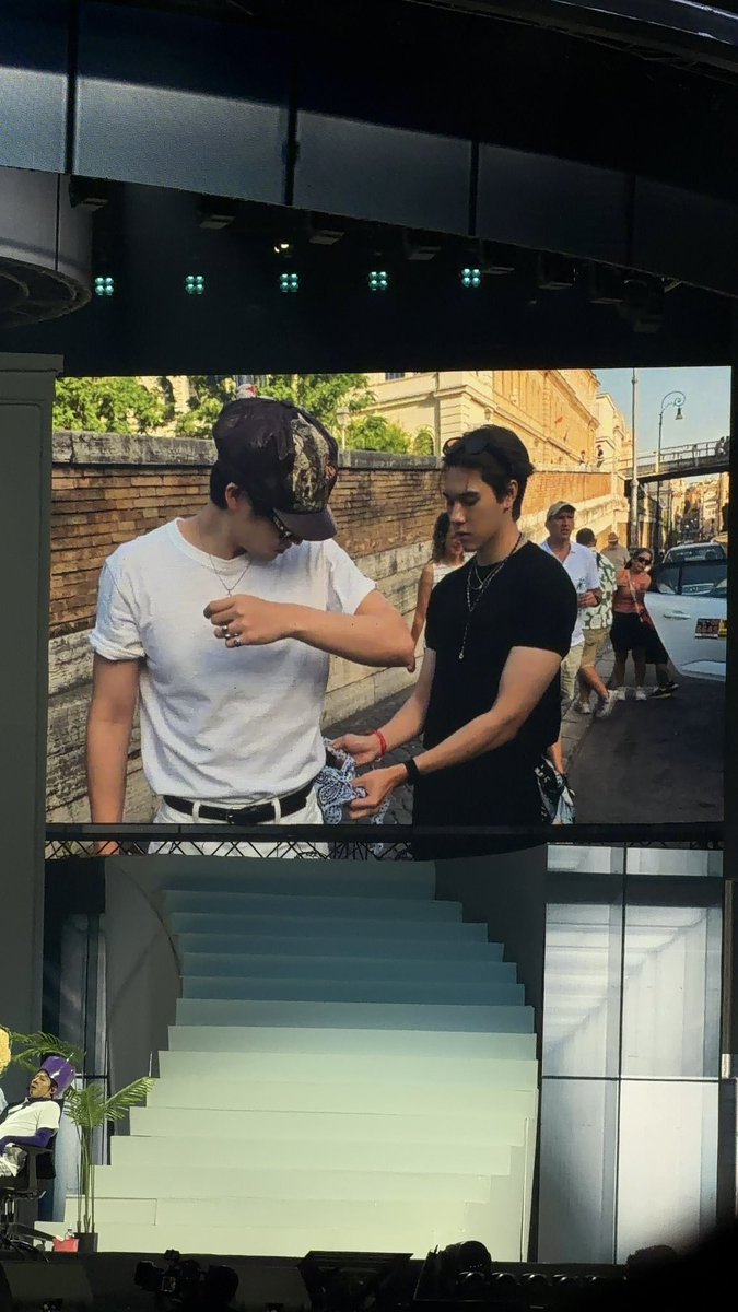 gcfskies's tweet photo. ngedate pake syal couple... ternyata SYAL NYA DIPASANGIN WTFFJDJDJ 😭😭😦😦

#GeminiConcertD2 #SkyNani https://t.co/aOIn7aahTI