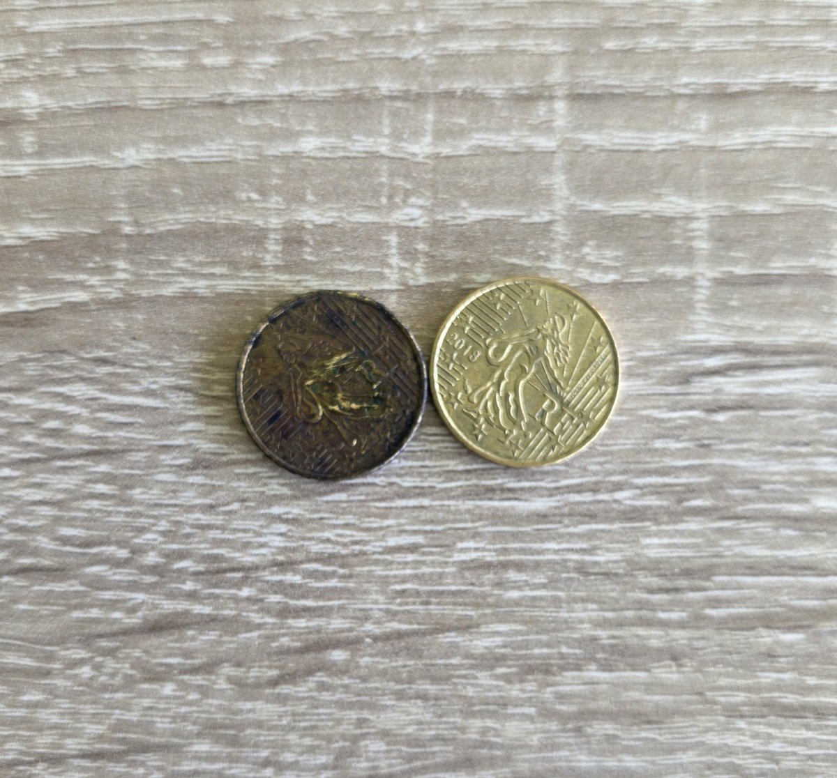 LorenzBaby's tweet photo. Pour ceux qui se rendent pas compte des effets, voici deux pièces identiques. Une qui est restée chez moi quelques temps (quelques mois) et une dans mon porte monnaie. Maintenant imaginez ça sur les appareils, et surtout, sur les gens. https://t.co/Wf6bdbvMP6