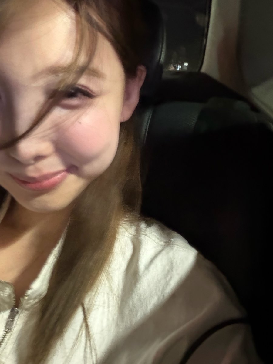 godmitzu's tweet photo. NAYEON SELCA SHE'S SO CUTE https://t.co/mgneJNeKkg