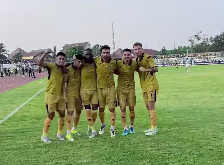 ojikneyasyah1's tweet photo. Apa itu sponsor menumpuk demi biaya operasional tim? 

Bhayangkara ni bos, Keuangan stabil tanpa perlu sponsor menumpuk 

🫪🤭😋 https://t.co/f0tl1vfXt2