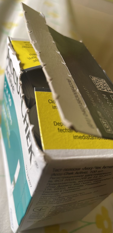 John071912's tweet photo. I want to know how an OPENED/TAMPERED #Roche Accu-Chek Active strips box passed your quality controls and was dispatched to a customer. @Roche #Accucheck #Glucometer #TestingStrips #BloodGlucose #OnlinePharmacy https://t.co/Yz0wXQTLBM