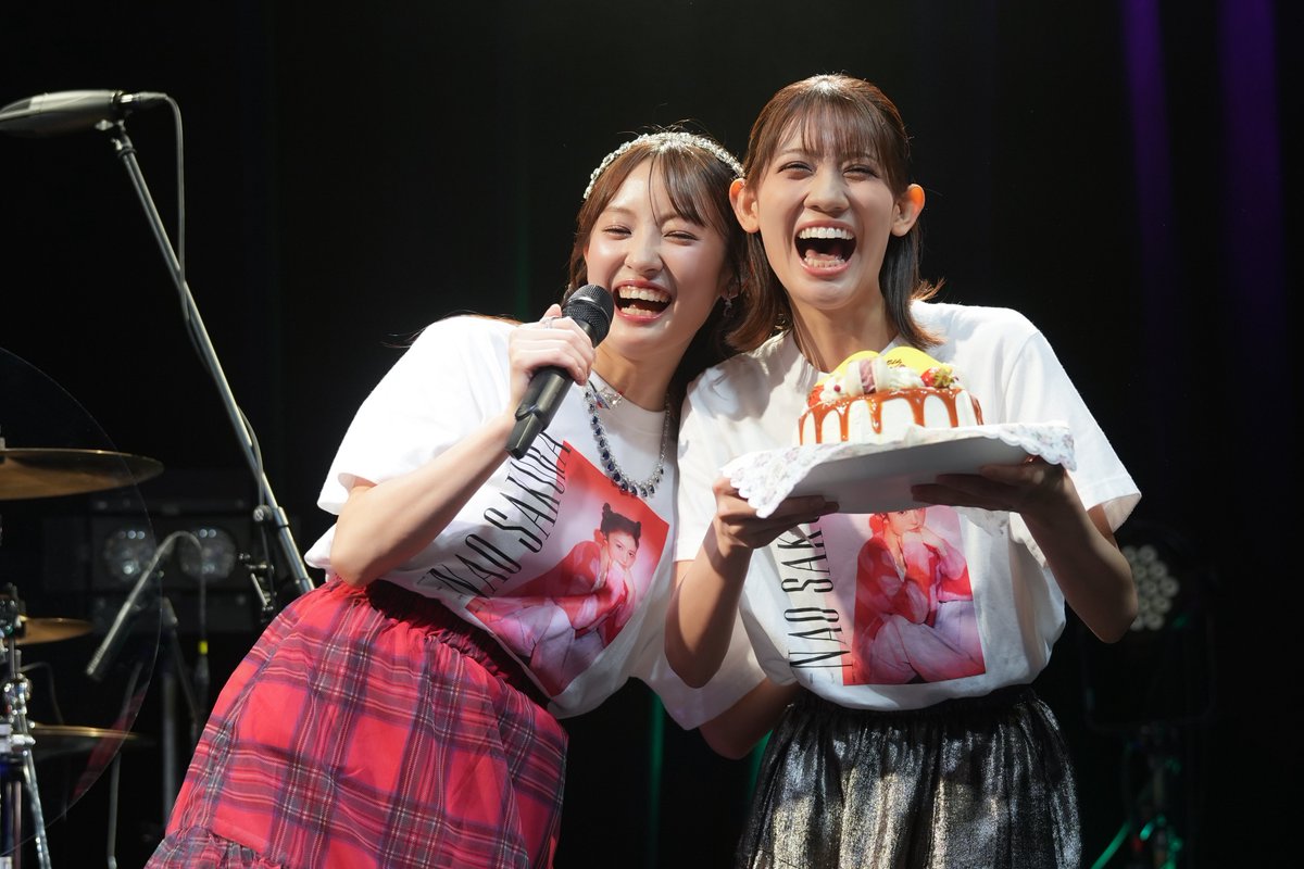 naosakura_0910's tweet photo. お隣の劇場で朗読劇に出演中のほーさんが
サプライズに駆けつけてくれました🤭🎂❤️💙

#NAPPYBIRTHDAY29th
#秋本帆華 #咲良菜緒  （staff） https://t.co/YCU4RtT1XV
