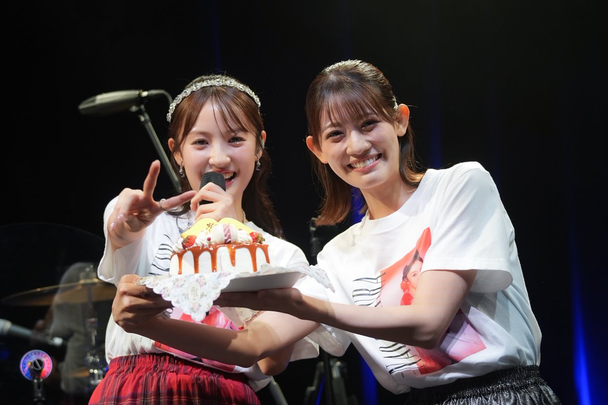 naosakura_0910's tweet photo. お隣の劇場で朗読劇に出演中のほーさんが
サプライズに駆けつけてくれました🤭🎂❤️💙

#NAPPYBIRTHDAY29th
#秋本帆華 #咲良菜緒  （staff） https://t.co/YCU4RtT1XV