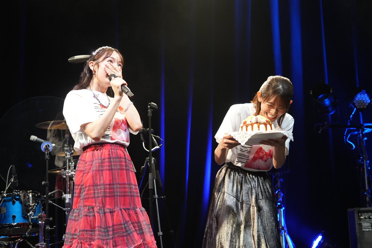 naosakura_0910's tweet photo. お隣の劇場で朗読劇に出演中のほーさんが
サプライズに駆けつけてくれました🤭🎂❤️💙

#NAPPYBIRTHDAY29th
#秋本帆華 #咲良菜緒  （staff） https://t.co/YCU4RtT1XV