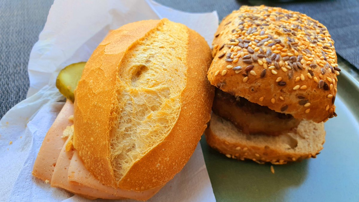 JurgenSpiess's tweet photo. #Mittagessen
Das mit der Lieferung vom #BäckerGörtz in #Lampertheim hat gedauert, denn ich war etwas länger #unterwegs. Von @spiess_petra schon sehnsüchtig erwartet, gings nach Ankunft von der #Radtour mit Genuss über die deftigen Mitbringsel her.
Und Süßes ist auch im Gepäck 😋 https://t.co/PLqYDnp2Er