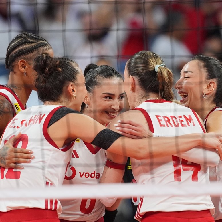 pusholder's tweet photo. SON DAKİKA: Filenin Sultanları, Sırbistan’a set vermeden Avrupa Şampiyonası’nda finale yükseldi. https://t.co/y6M2daKx8w