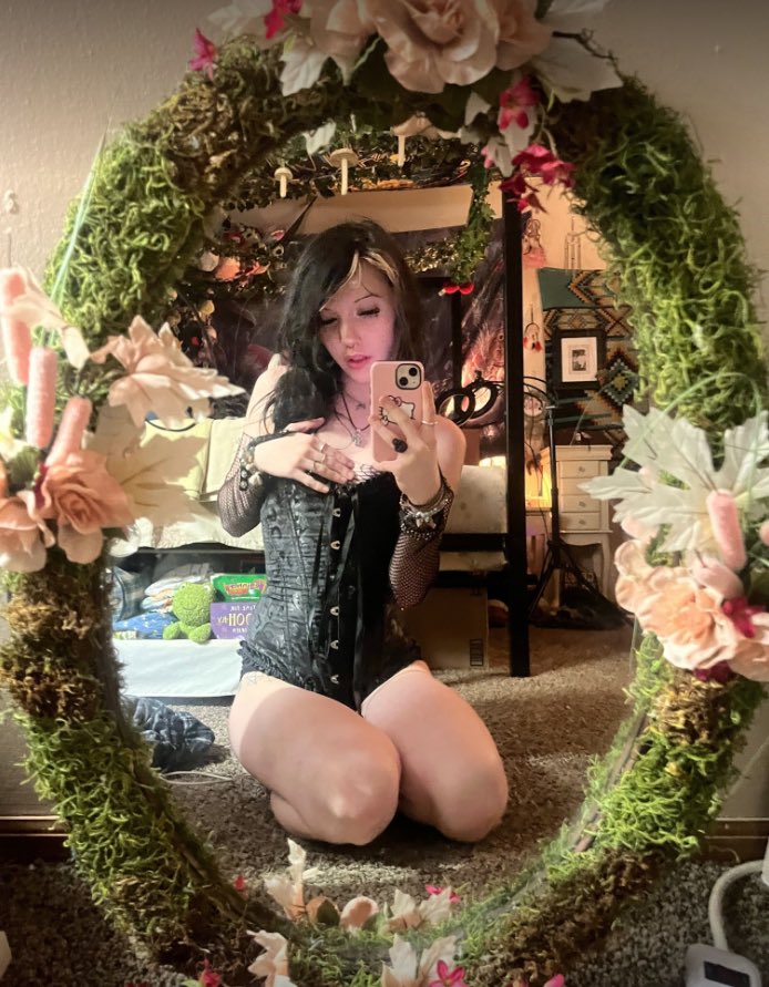 MjaneG59's tweet photo. your goth girl 🖤 https://t.co/rMa0yrjDc2