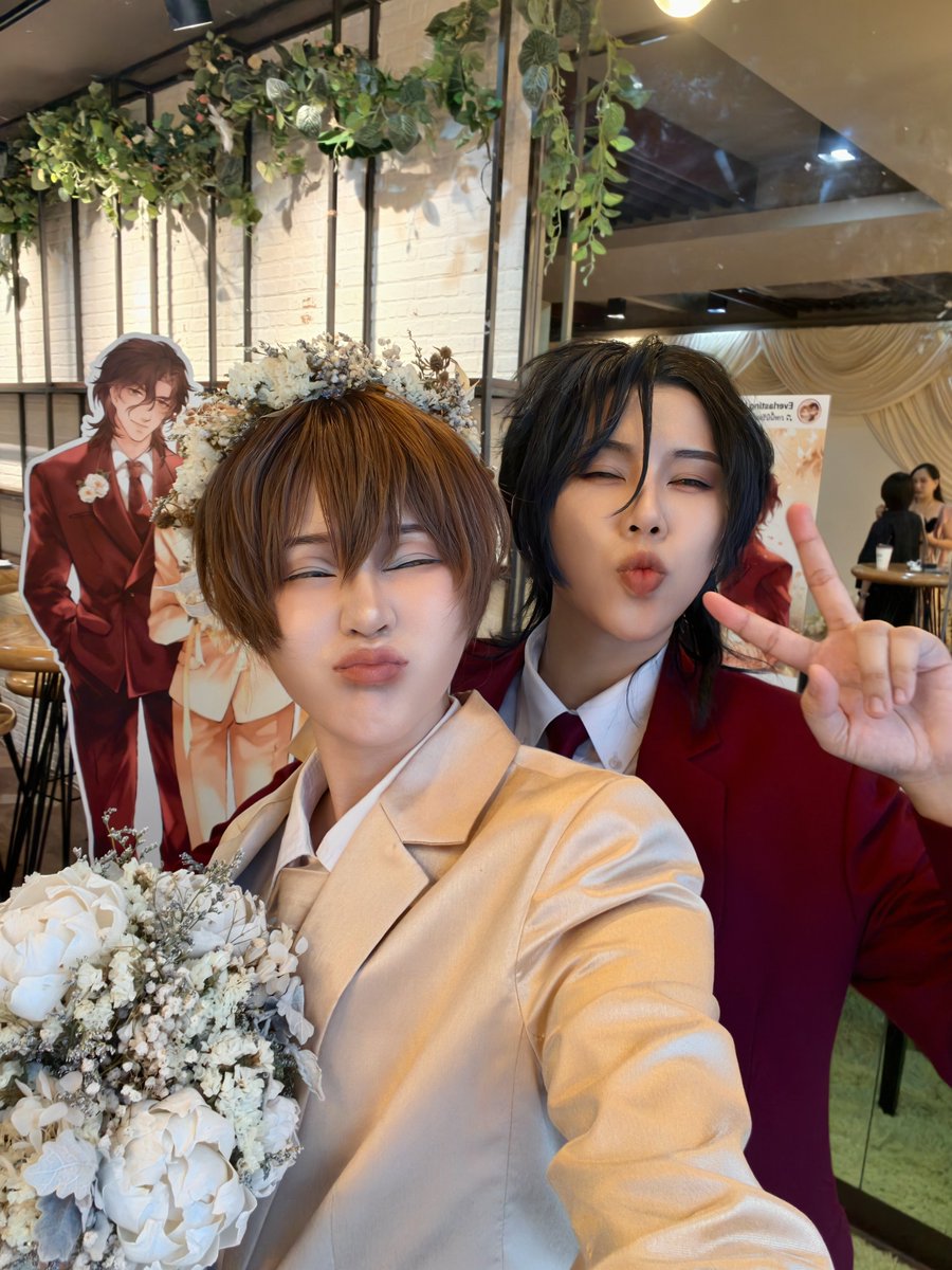 Bolero_AD's tweet photo. Petch & Aka's Wedding Day 💍💐
.
วันนี้สนุกมากเลย บรรยากาศงานดีมาก กิ๊ฟอเวย์ จุกมากกก 
ขอขอบคุณทีมงานที่ทุ่มเทจัดออกมาได้ สวยงามขนาดนี้ มีความใส่ใจทุกรายละเอียดมากจริงๆ ทำให้วันนี้มันเป็น คาเฟ่ เพ็ชรอาวขง ที่ใจฟูสุดๆไปเลย ประทับใจมากครับ

และขอบคุณที่ ให้โอกาสเราสองคน มีส่วนร่วมในงานครั้งนี้นะครับ หวังว่าทุกคนจะชอบ พวกเราในเวอร์ชั่นเพ็ชรอาวขงวันนี้นะครับ

หากผิดพลาดประการใดต้องขออภัยไว้ด้วยนะค้าบ😣  พวกเราพยายามสุดฝีมือเลยครับกดดันสุดๆว่าจะออกมาเป็นที่พอใจของทุกคนมั้ย แต่แม่ๆทุกคนในงานน่ารักมากๆให้พรกันไม่หยุดเลย🩷

ถ้ามีโอกาสก็อยากให้วนมาเจอกันอีกนะ รักด้อมไก่ชนมากน้าาา

#อโยธยาเอยาวดี #เพ็ชรอาวขง #อาวขง #ภพนี้นิรันดร์
