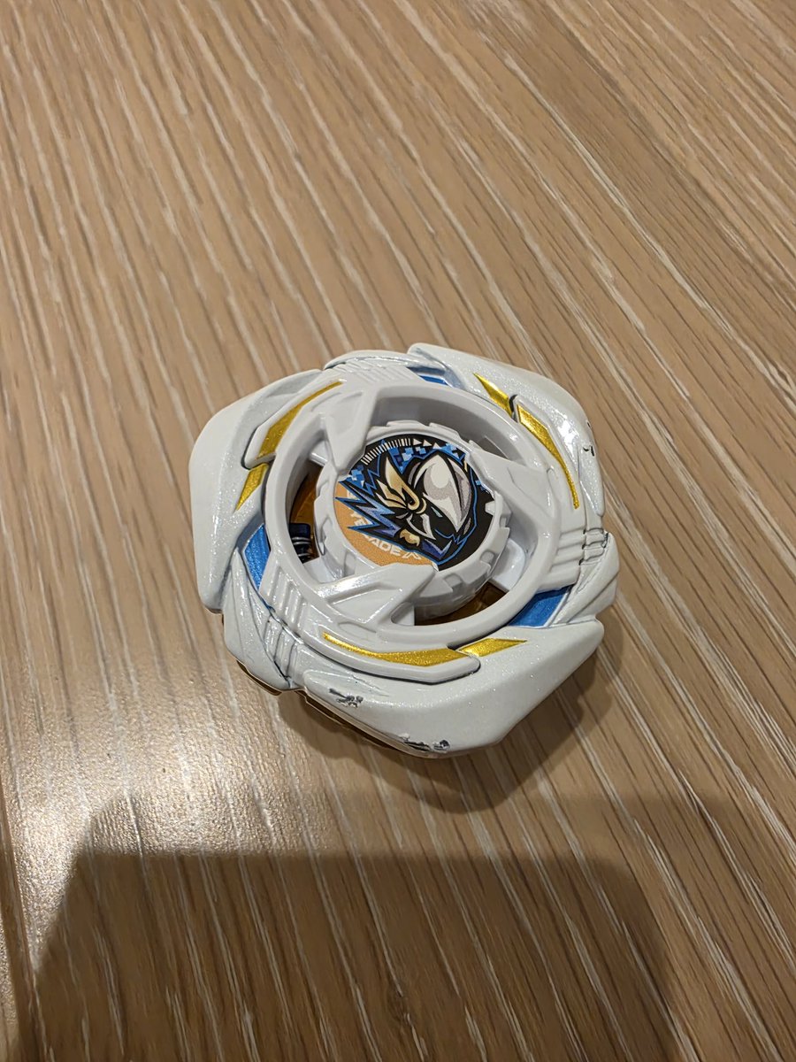 kiki_2023's tweet photo. 子供がベイブレードやりたいと言うので買おうと思ったら品薄でどこにも売ってなくて、大人の力を使って一式買い揃えたら自分がハマっちゃった、、、ベイブレードおもろい
でも数回戦わせただけで大事なベイブレードちゃんの塗装が剥げてゆく…
ベイブレード界隈の方は気にならないのかしら… https://t.co/U3sQSmTMy7