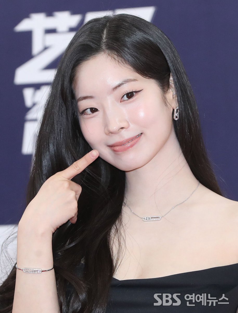 filmsdahyun's tweet photo. ACTRESS DAHYUN SET TO FILM NEW PROJECT, RUMORED TO BE A MOVIE

Dahyun is reportedly set to begin filming another project soon. While details remain undisclosed, the upcoming project is rumored to be a new film.

#다현 #DAHYUN https://t.co/fFihrCg9FC