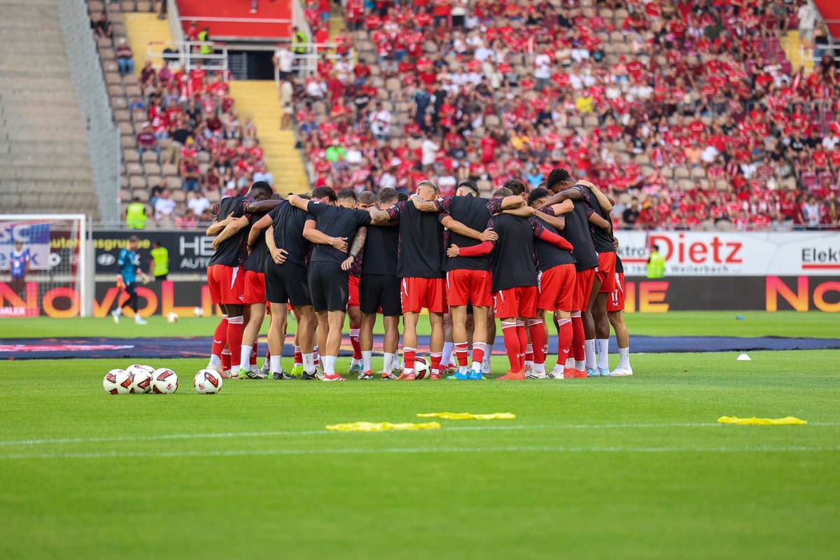 TreffpunktBetze's tweet photo. Im Heimspiel gegen Darmstadt 98 kann der FCK seine Erfolgsserie ausbauen und einen verdienten 3:0 Heimerfolg einfahren. Spieler und Trainer mit den Stimmen zum Spiel.
Mehr: https://t.co/IQN7NKZFjx
// #Betze #FCKSVD https://t.co/CcWKHaVHKK