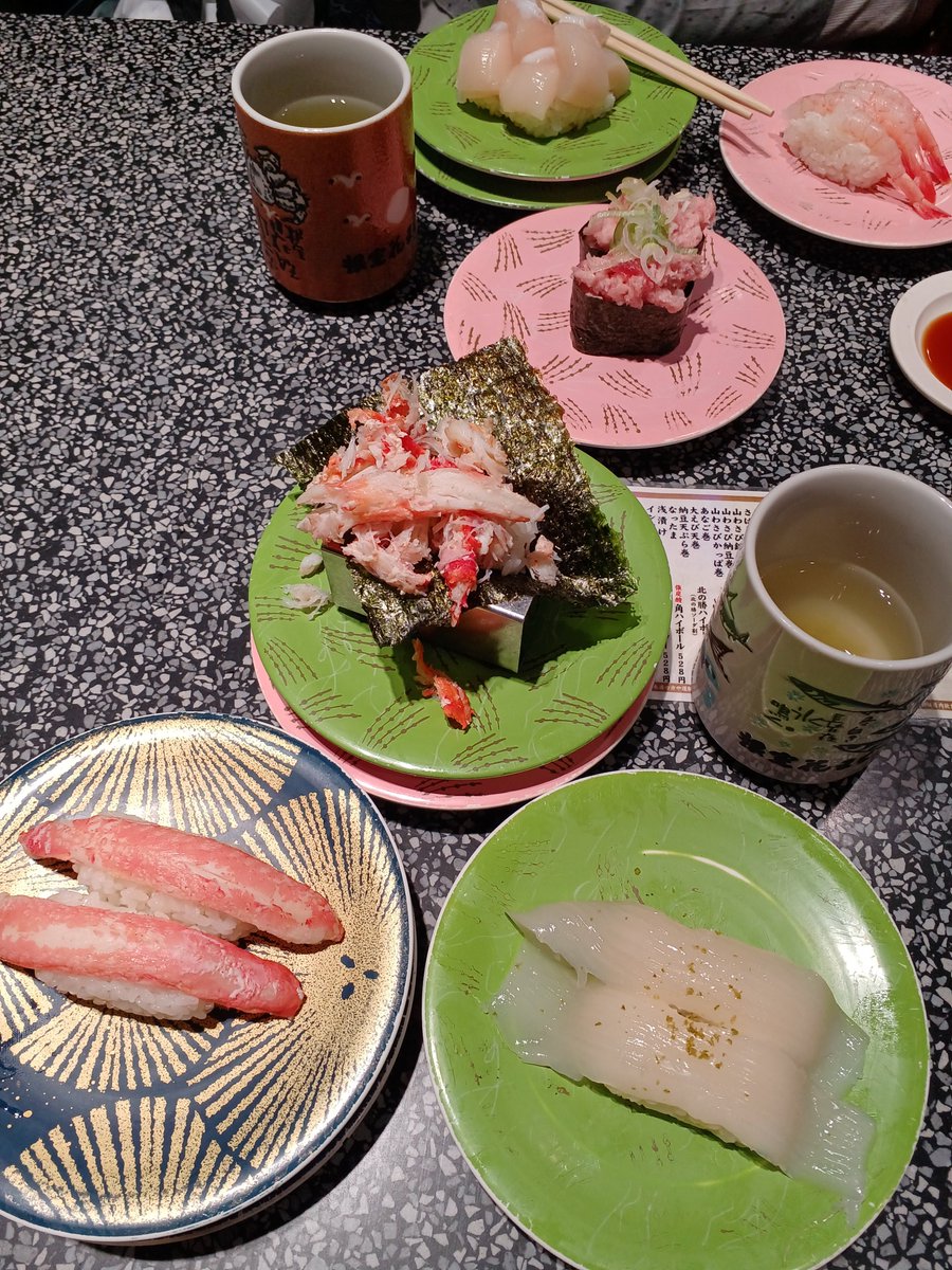 junjun_010307's tweet photo. 今年のお誕生日は札幌で🎈(きのう)

近場をお散歩して食べて飲んで買い物して、わざわざ北海道まで行ってなんもしないの？ってよく言われちゃうけどそれがいいんです
こうやってボーッと一緒に過ごせるだけでホントに幸せ🥺
(だんな様はお仕事だからお留守番でごめん笑) https://t.co/0hHNRv4rBK