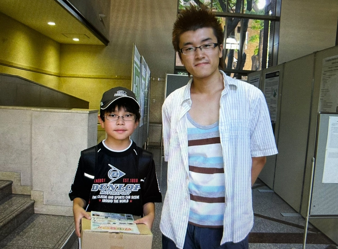 Cyclommatism's tweet photo. 今回の動物学会のハイライト。
16年前、私のクワガタ研究トークを聞いてくれた少年は、16年の時を経て、私と同じく北大の環境科学院で、博士号を取ろうとしています（※当人の許可を得てポストしています）
before ↔︎ after https://t.co/uA8whL5q9M