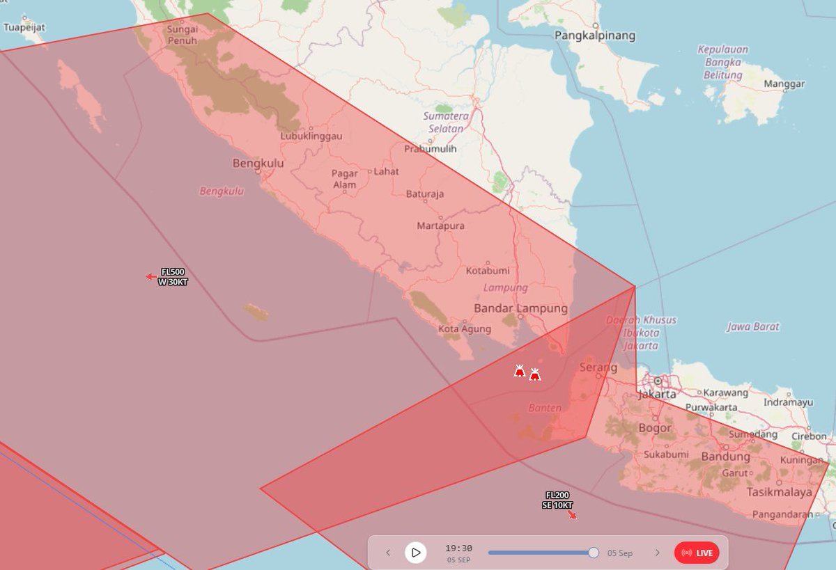 starfess's tweet photo. Udahan yuk fanwarnya, lihat update peta zona merah abu vulkanik Anak Krakatau malam ini, zona merahnya sampe Jakarta. Ya Allah belum kelar bencana lain, ayo ges berdo'a bersama 😭😭😭 -star https://t.co/IMmidFpEhL