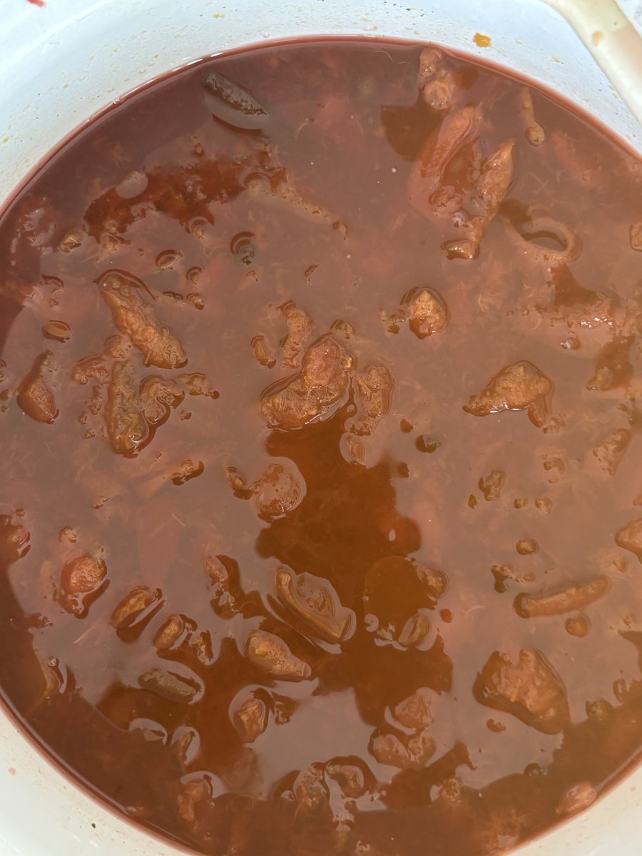Claudia90773205's tweet photo. Diesmal Zwetschgen, wunderschön und aromatisch, kaum wurmige dabei.
Weil der weltbeste Papa zu den Früchten auch gleich die Marmelade mitliefert, hab ich Sirup gemacht. So kann ich mich dann bei ihm revanchieren 🥰
Was mache ich aus dem herrlichen Trester? Ideen?
#BesterPapa https://t.co/UCUM4jeESt
