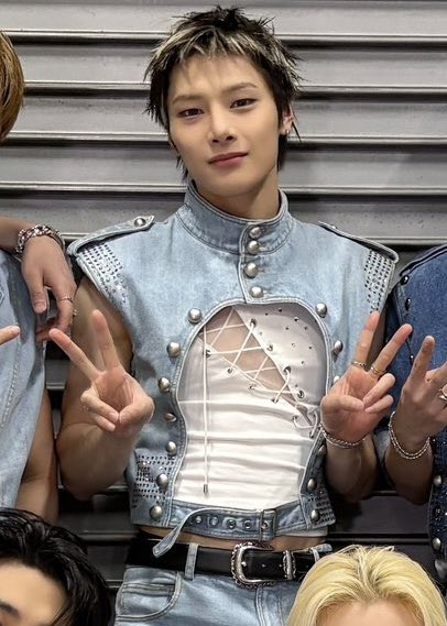 yenitulip's tweet photo. this outfit tho 😫🤤 japan stylists always dressing jeongin so beautifully, he looks so delicious… https://t.co/UcXtqLm8sm