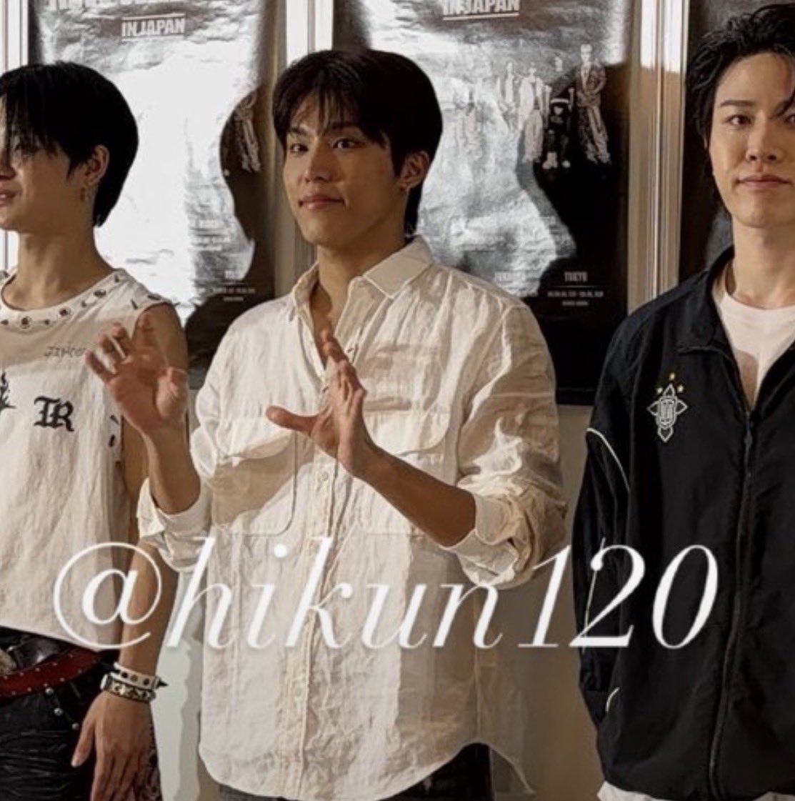 qtpikawoo's tweet photo. เสื้อที่ทุกคนอยากรีด                ถุงเท้าที่ OCD อยากดึง https://t.co/QHjLtshr8Y