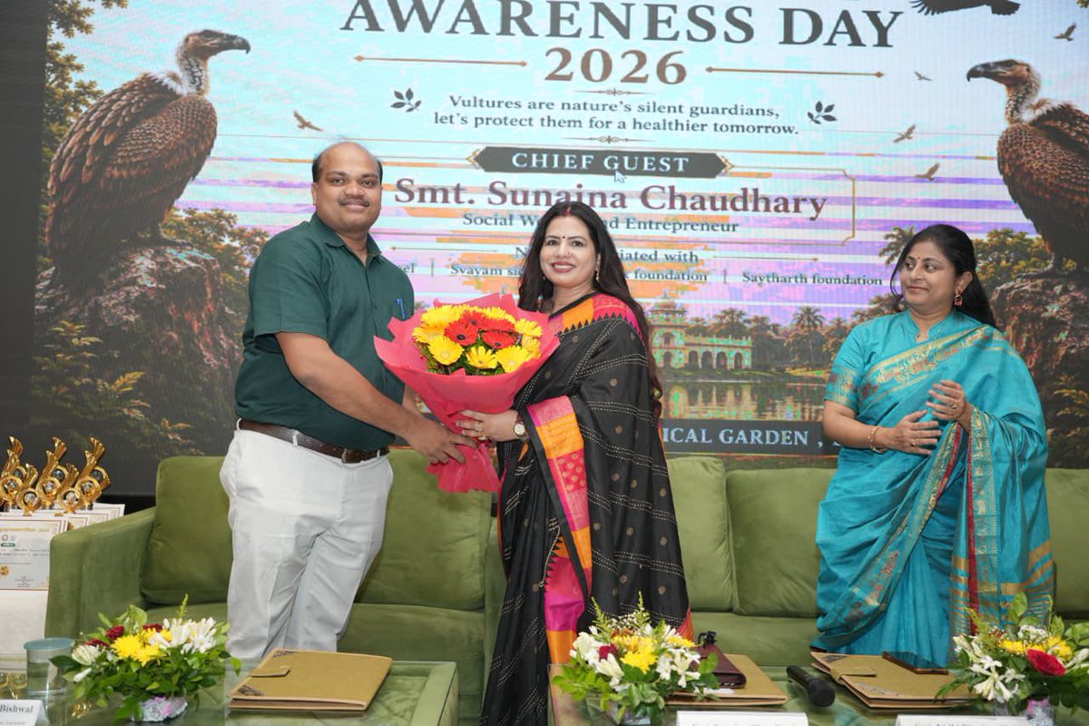 UpforestUp's tweet photo. Wildlife Photographer, delivered engaging sessions on vulture evolution, cultural significance, ecological role, climate resilience, environmental indicators, species identification and conservation challenges. Students learned about vultures as nature’s scavengers, (2/5) https://t.co/b2rUnD7PC0