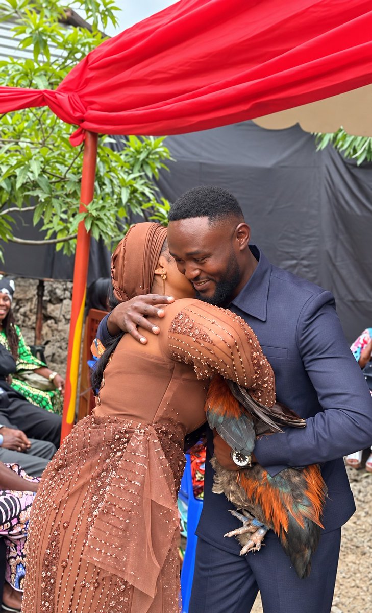 kenkenlewu's tweet photo. She made it public that she can always return to her father’s house if the marriage is no longer favorable to her by presenting a big fowl to her husband, and her husband accepted it😳

People say that is the symbolism behind the big fowl she is presenting to her husband.

Me: Whoa 😳😳 Some cultures really permit this? Once their husbands stop treating them well, they can simply pack their bags and return to their father’s house.