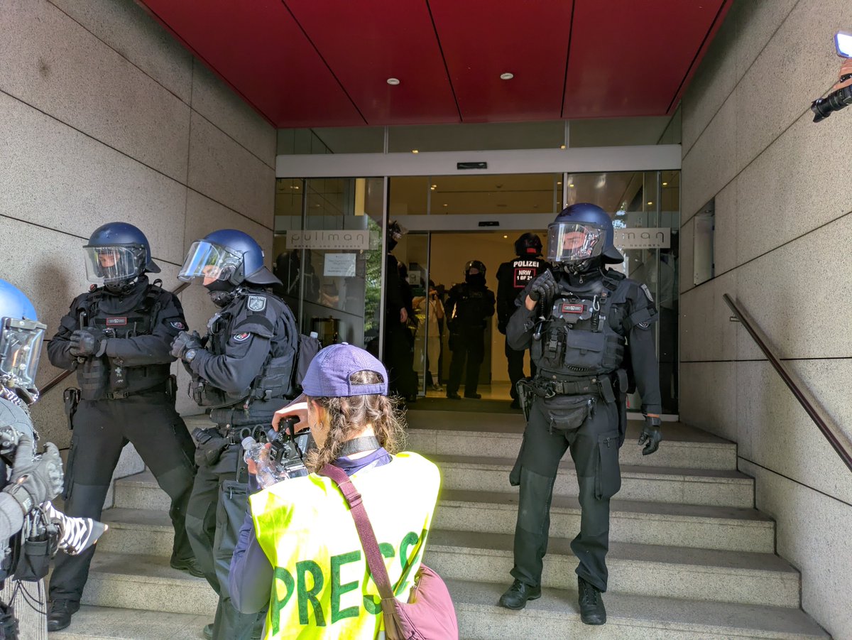 jugendinfo's tweet photo. 16:32 - Person wird unter Schlägen verhaftet und in das Hotel Pullman verbracht. Dieses hatte die Schiebetüren zuvor abgestellt, weswegen eine direkte Kooperation nahe liegt. https://t.co/bU8llxgtpp