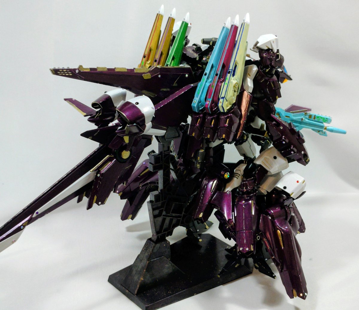 rainame0113's tweet photo. タイトル
『HGアリュゼウス Ver.Ka
　　　　　　with LINKL PLANET』

メインにステラワインレッドを使用
シェルフノズルに他のメンバーカラーにし、メンバー全員を守ってくれるリーダーのメンカラをビームライフルへ。

大きくて苦労しました…

#GSIクレオス 
#リンプラ塗装コンテスト2 
#バンダイ https://t.co/xX4XYWE3Tr