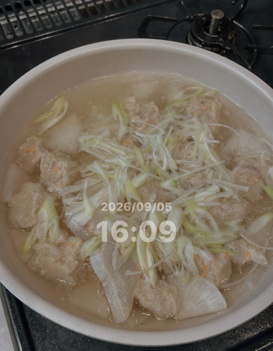 39_39_man's tweet photo. きょの夜ごはん～

味噌汁はね、鶏ごぼうのすりみと、大根と、ネギ…これ地味においしいんだな～

ふぅ～今日も疲れたぁ

皆さまお疲れさまでした🌛

また明日(*ฅ́˘ฅ̀*)にゃ♡

#おうちごはん https://t.co/yButQKsXPq