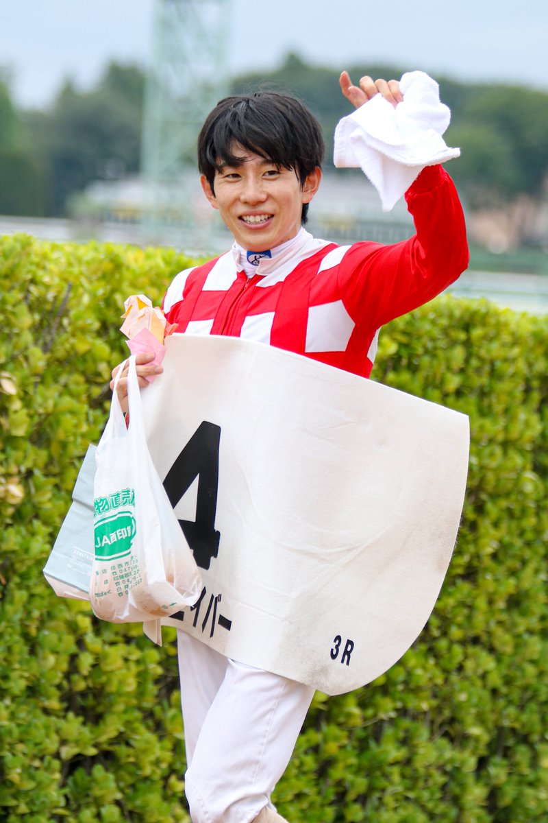 wintersweet_n's tweet photo. Junji Shimada
2026.9.5 中山3R (マイセイバー・1着)

梨を差し入れされているジョッキーは初めて見ました😂折り紙も笑顔も人柄だなぁ☺️嶋田くんが勝つとみんな笑顔になって幸せね👏

#嶋田純次騎手 https://t.co/WpOnL3GbEG