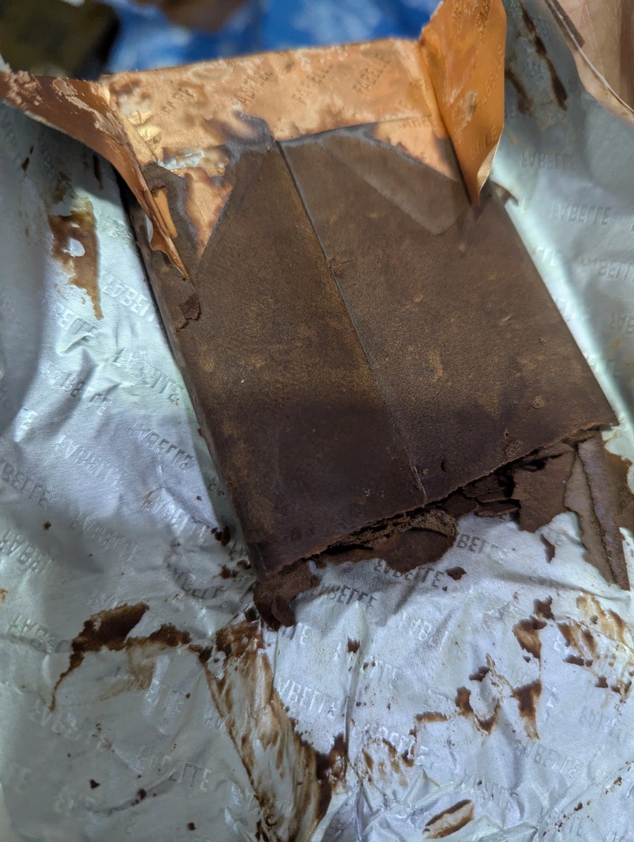 DivanShreyas's tweet photo. @Fabelle @SwiggyCares @Swiggy 

Ordered from Instamart, received only half chocolate inside packaging. https://t.co/2zfNirCr0B