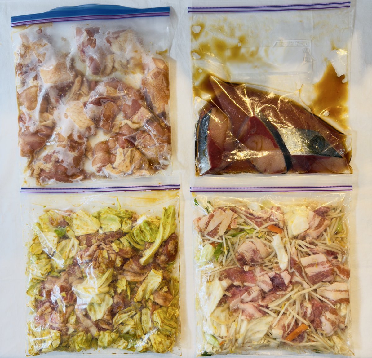 ys_docomoPro's tweet photo. 【再掲】4日分の作り置きレシピ(冷凍)

①唐揚げ
【材料】
鶏むね肉 450g
片栗粉 適量（衣用）
揚げ油 適量
【タレ】
醤油 大さじ2
酒 大さじ2
ニンニクチューブ 3cm
しょうがチューブ 3cm
ごま油 小さじ2
砂糖 小さじ1
塩 小さじ1/4
こしょう 少々

②ぶりの照り焼き
【材料】
ぶり切り身 3切れ
【タレ】
しょうゆ 大さじ2
みりん 大さじ2
酒 大さじ2
砂糖 大さじ1

③ホイコーロー(醤油ベース)
【材料】(2人分)
豚バラ薄切り肉 250g
キャベツ 1/4個(250g)
もやし 1袋(200g)
【調味料】
しょうゆ 大さじ2
みそ 大さじ1
オイスターソース 大さじ1
酒 大さじ1
ニ��ニクチューブ 5cm
しょうがチューブ 3cm
ごま油 大さじ1
砂糖 小さじ1
豆板醤 小さじ1/4（お好みで調整）

④肉野菜炒め
【材料】
豚バラ薄切り肉 250g
野菜炒め用パック 1パック
【調味料】
酒 大さじ1
しょうゆ 大さじ2
塩 小さじ1/4
こしょう 少々
ニンニクチューブ 3cm
しょうがチューブ 3cm
ごま油 大さじ1
鶏がらスープの素 小さじ1/2