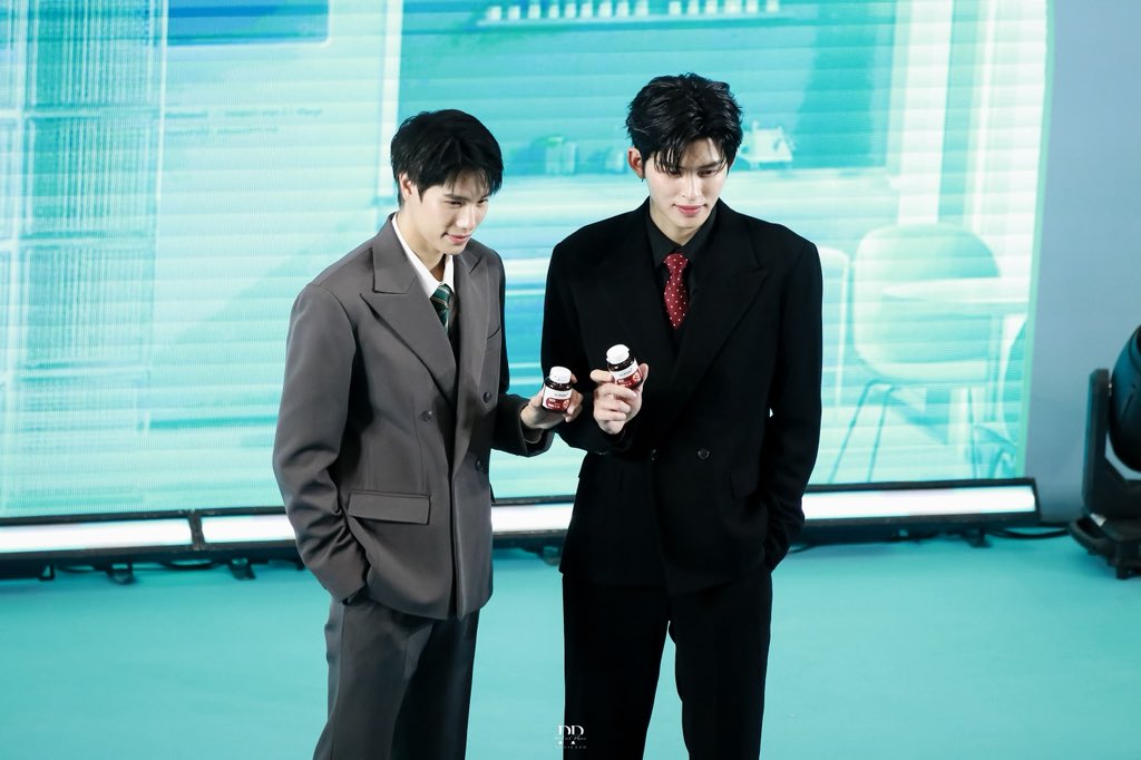 doublepjourney_'s tweet photo. ขอขอบคุณทาง @drpongofficial ที่เลือกปอนด์ภูวินทร์มาเป็นพรีเซ็นเตอร์ Dr.PONG Max Dose Series ได้มาร่วมงานเปิดตัวสูตรใหม่ “ASTA X9” อาหารเสริมบำรุงผิวสูตร 9-in-1 และมีกิจกรรมให้แฟน ๆ ร่วมสนุก ได้มาเจอน้อง ๆ ในวันนี้นะคะ  🥰🙏🏻

PONDPHUWIN DRPONG EVENT

#DrPONGxPONDPHUWIN
#ปอนด์ภูวินทร์ #PondPhuwin
#ppnaravit #phuwintang
@ppnaravit @phuwintang