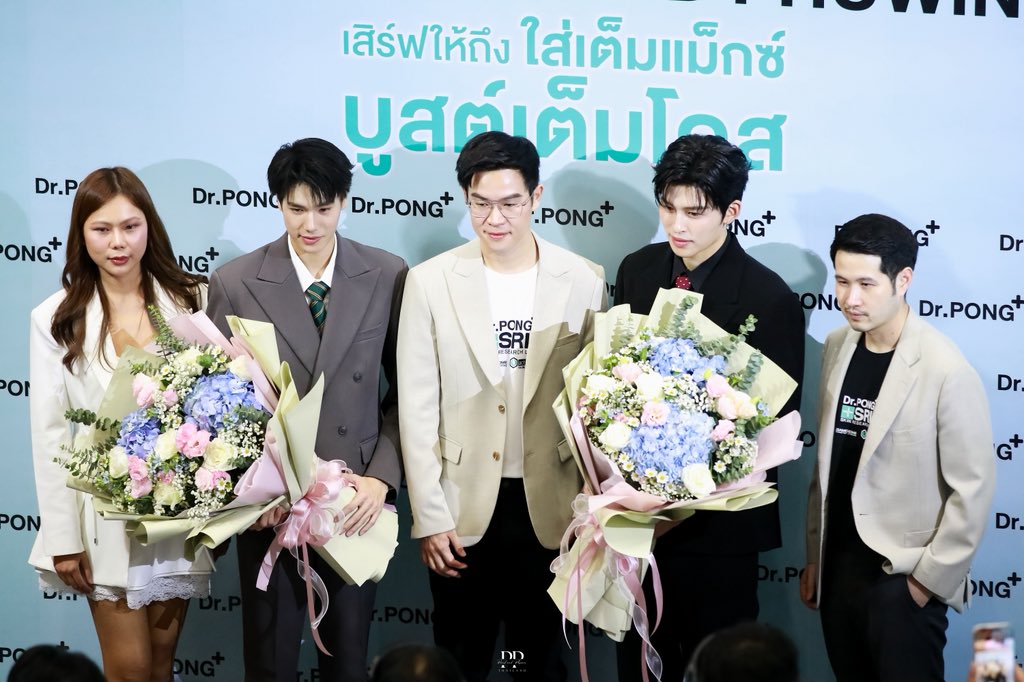 doublepjourney_'s tweet photo. ขอขอบคุณทาง @drpongofficial ที่เลือกปอนด์ภูวินทร์มาเป็นพรีเซ็นเตอร์ Dr.PONG Max Dose Series ได้มาร่วมงานเปิดตัวสูตรใหม่ “ASTA X9” อาหารเสริมบำรุงผิวสูตร 9-in-1 และมีกิจกรรมให้แฟน ๆ ร่วมสนุก ได้มาเจอน้อง ๆ ในวันนี้นะคะ  🥰🙏🏻

PONDPHUWIN DRPONG EVENT

#DrPONGxPONDPHUWIN
#ปอนด์ภูวินทร์ #PondPhuwin
#ppnaravit #phuwintang
@ppnaravit @phuwintang