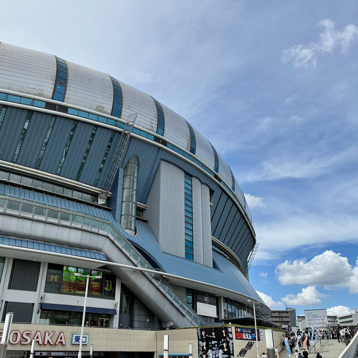 kazkigo's tweet photo. 今日はお友だちに誘ってもらって京セラでオリックスの試合見てきました！取って取られてで延長からのサヨナラ勝ちで、球場メシも堪能してめちゃ楽しかった〜！カラー制御のペンラすごい。 https://t.co/Oas31jsLTL
